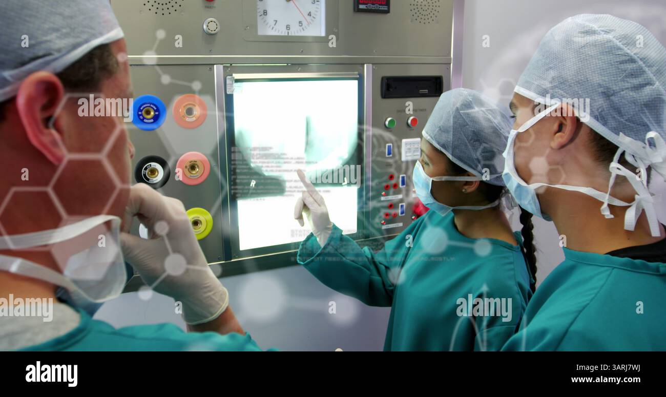 Image de divers médecins avec Xray sur le traitement des données Banque D'Images