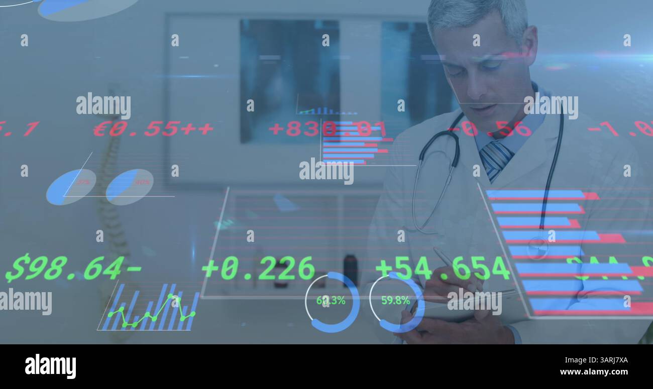 Image du traitement des données financières sur un médecin masculin caucasien Banque D'Images