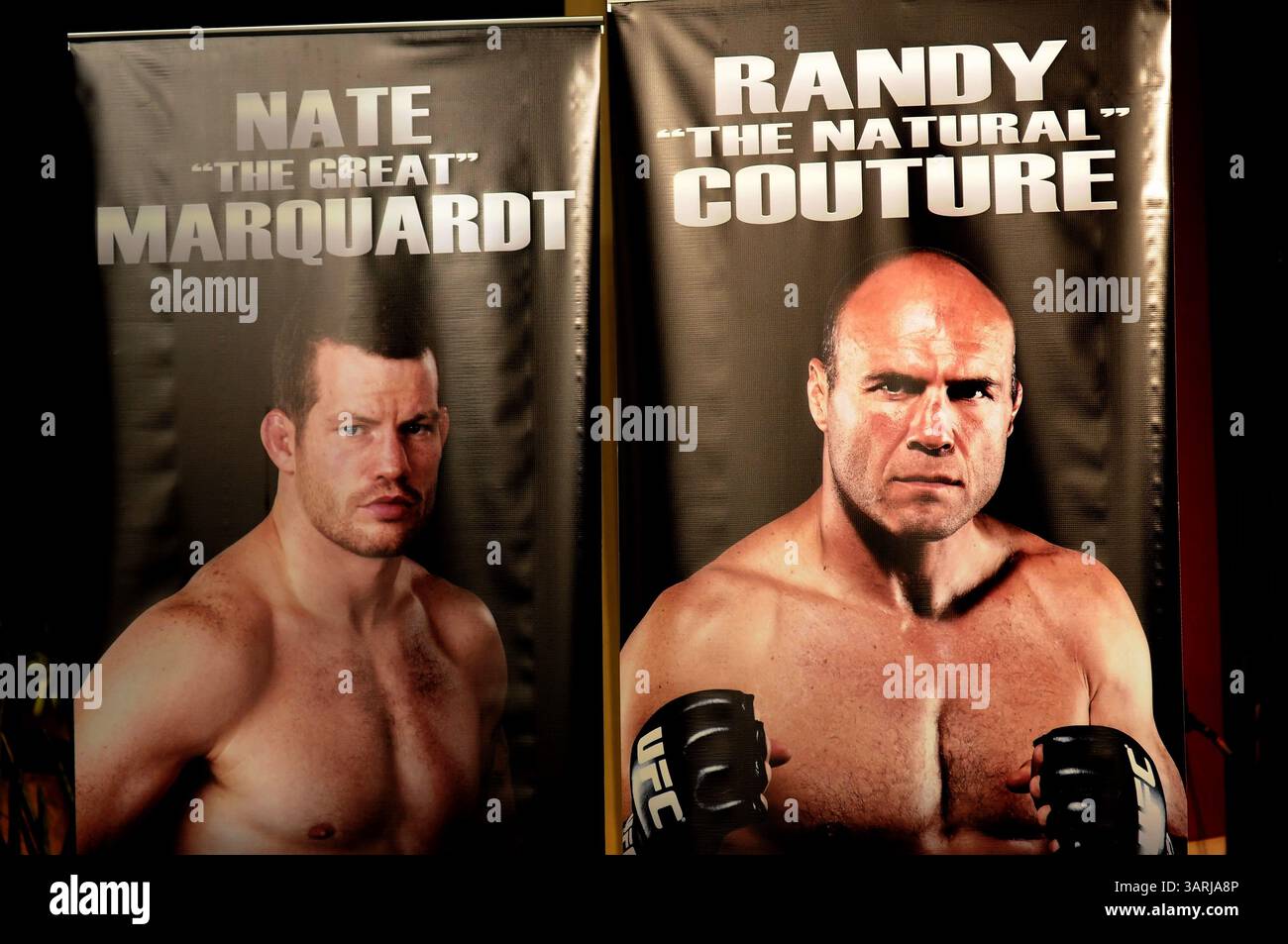 Les affiches de Nate Marquardt et Randy Couture sont suspendues lors d'une conférence de presse pour l'UFC 109 Relentless au Mandalay Bay Casino Resort de Las Vegas, Nevada, le 4 février 2010.(image crédit : © John Pyle/Cal Sport Media/ZUMApress.com) Banque D'Images