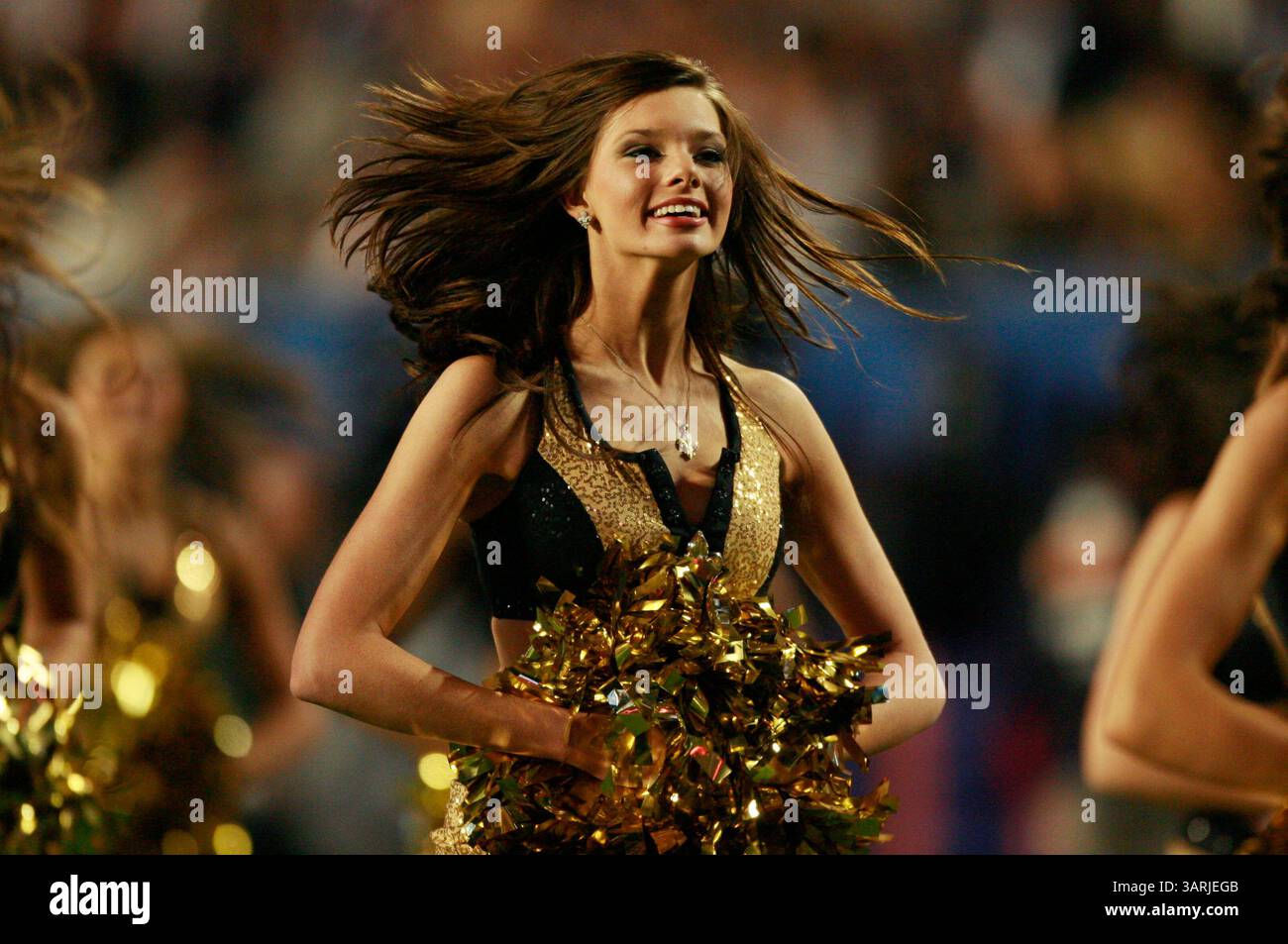 7 février 2010 - Miami, Floride. - Une pom-pom-meneuse des Saints de la Nouvelle-Orléans effectue sa routine pendant le Super Bowl XLIV au Sun Life Stadium de Miami. (Crédit image : © Chad Ryan/Cal Sport Media/ZUMApress.com) Banque D'Images
