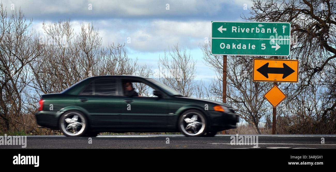 09 février 2010 - Riverbank, Californie, États-Unis - (BART AH YOU/bahyou@modbee.com). Un véhicule roule vers l'est sur l'autoroute 120/108 en direction d'Oakdale. Riverbank utilise le code municipal au lieu du code de véhicule pour placer les véhicules. Les amendes sont généralement moins coûteuses pour les conducteurs. . 9 février 2010 (image crédit : © Modesto Bee/ZUMApress.com) Banque D'Images