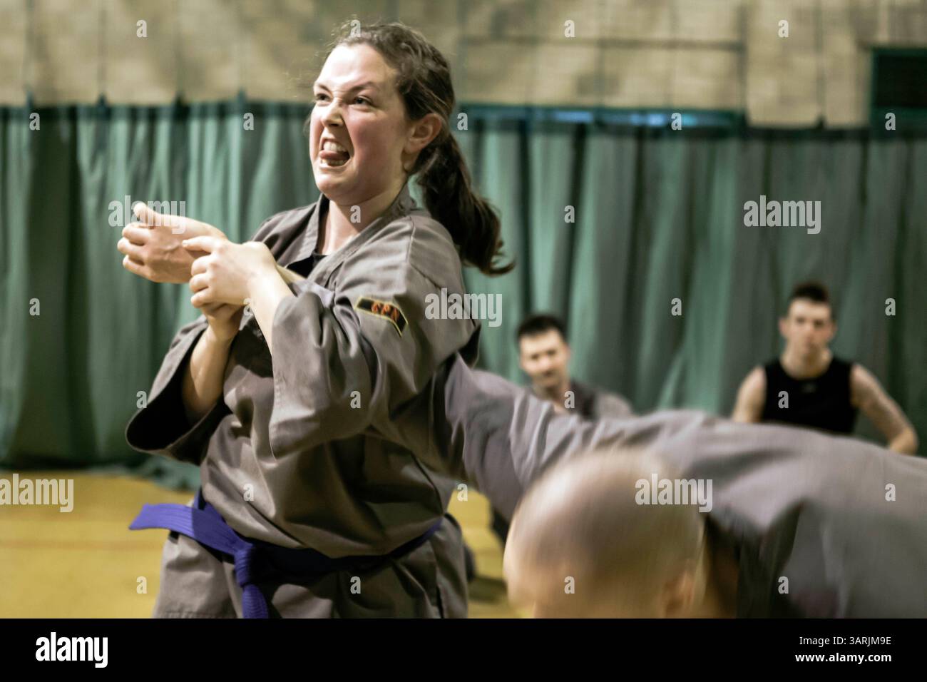 16 janvier 2013 - Cardiff, Galles du Sud, Royaume-Uni - à l'intérieur du Nam-Pai-Chuan Kung Fu Club, l'étudiante SARA SUTTON a fait un visage furieux quand elle pratiquait les compétences d'autodéfense. (Crédit image : © Jiwei Han/ZUMAPRESS.com) Banque D'Images