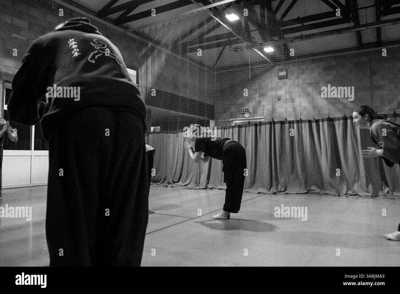 28 janvier 2013 - Cardiff, pays de Galles du Sud, Royaume-Uni - à l'intérieur du Nam-Pai-Chuan Kung Fu Club. Les élèves s'inclinent devant Sifu NICK CHOWN pour le remercier de ses conseils. (Crédit image : © Jiwei Han/ZUMAPRESS.com) Banque D'Images