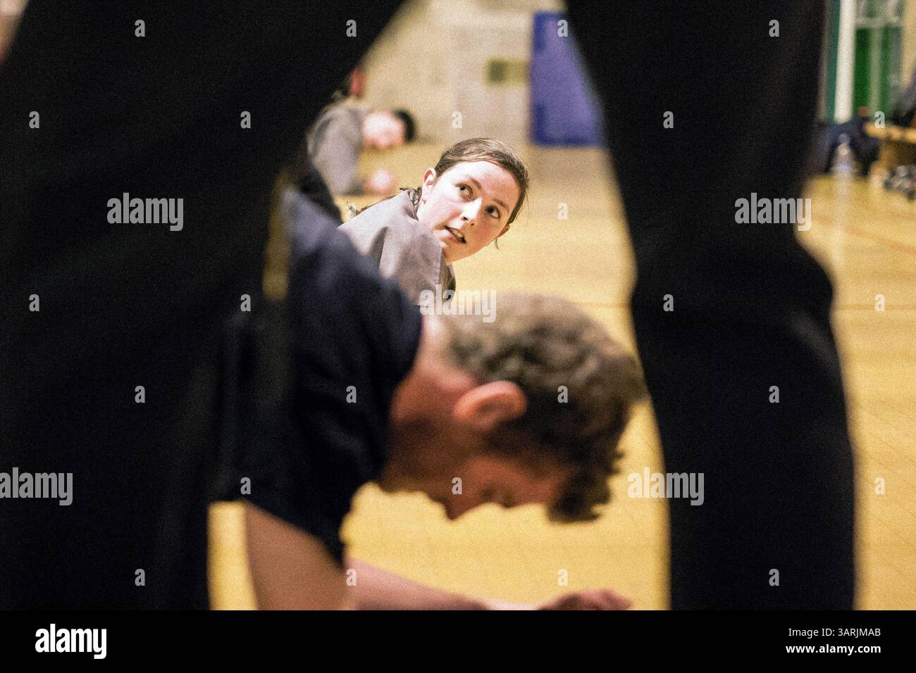 21 janvier 2013 - Cardiff, Galles du Sud, Royaume-Uni - à l'intérieur du Nam-Pai-Chuan Kung Fu Club, l'étudiante SARA SUTTON regarde Sifu NICK CHOWN pendant que les étudiants tiennent la position de pompes pendant 1 minute. (Crédit image : © Jiwei Han/ZUMAPRESS.com) Banque D'Images
