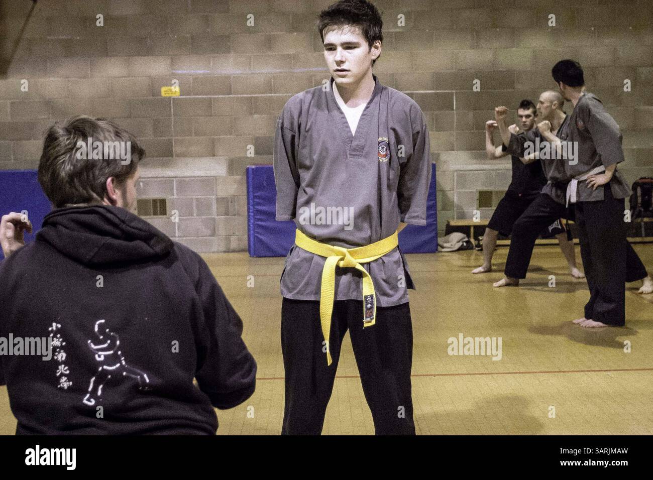 21 février 2013 - Cardiff, pays de Galles du Sud, Royaume-Uni - à l'intérieur du Nam-Pai-Chuan Kung Fu Club, un étudiant de bas niveau observe l'élève senior en train de se produire. (Crédit image : © Jiwei Han/ZUMAPRESS.com) Banque D'Images