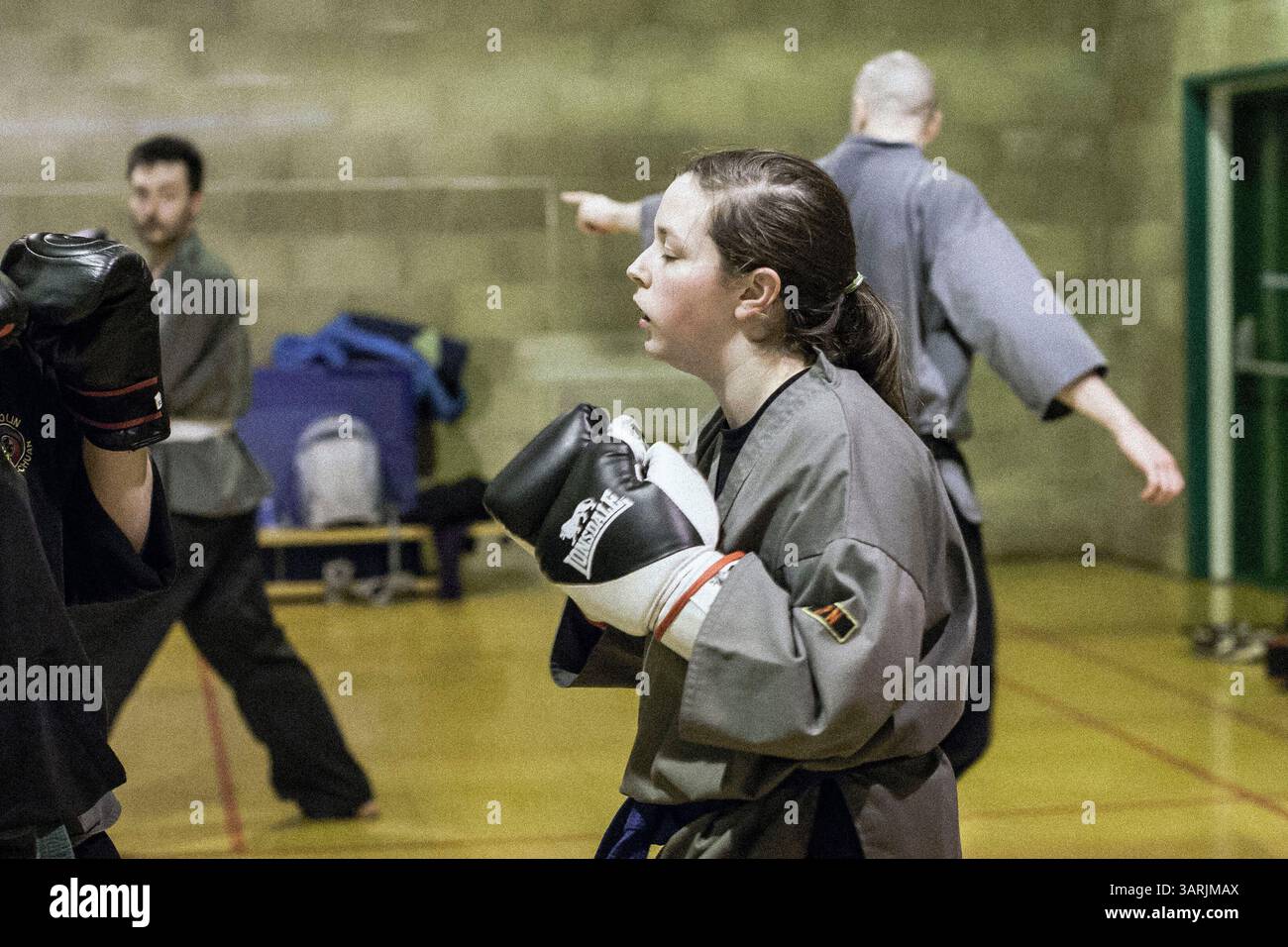 14 février 2013 - Cardiff, pays de Galles du Sud, Royaume-Uni - à l'intérieur du Nam-Pai-Chuan Kung Fu Club, l'étudiante SARA SUTTON se sent fatiguée après deux heures d'entraînement acharné. (Crédit image : © Jiwei Han/ZUMAPRESS.com) Banque D'Images