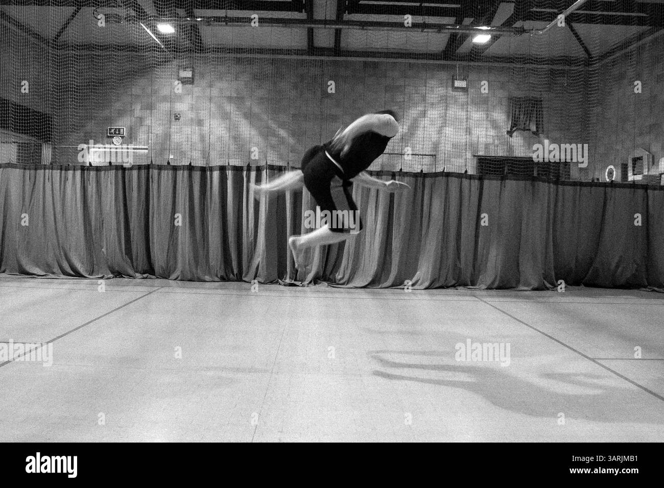 28 février 2013 - Cardiff, pays de Galles du Sud, Royaume-Uni - à l'intérieur du Nam-Pai-Chuan Kung Fu Club. L'étudiant ULYSSE FLAGG saute haut. (Crédit image : © Jiwei Han/ZUMAPRESS.com) Banque D'Images