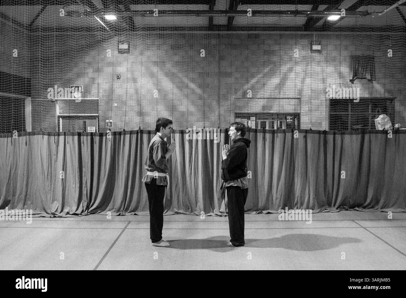 21 février 2013 - Cardiff, pays de Galles du Sud, Royaume-Uni - à l'intérieur du Nam-Pai-Chuan Kung Fu Club. NICK SHEPLEY, étudiant senior, explique l'une des philosophies du Kung Fu chinois ('respectez votre guide') à un étudiant de bas niveau. La première leçon du Nam-Pai-Chuan Kung-Fu pour les nouveaux élèves est de leur faire comprendre le concept de « respectez votre guide » (crédit image : © Jiwei Han/ZUMAPRESS.com) Banque D'Images