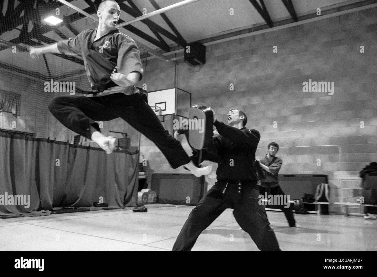 28 janvier 2013 - Cardiff, pays de Galles du Sud, Royaume-Uni - à l'intérieur du Nam-Pai-Chuan Kung Fu Club. Sifu NICK CHOWN pratique une action de coup de pied élevé. (Crédit image : © Jiwei Han/ZUMAPRESS.com) Banque D'Images
