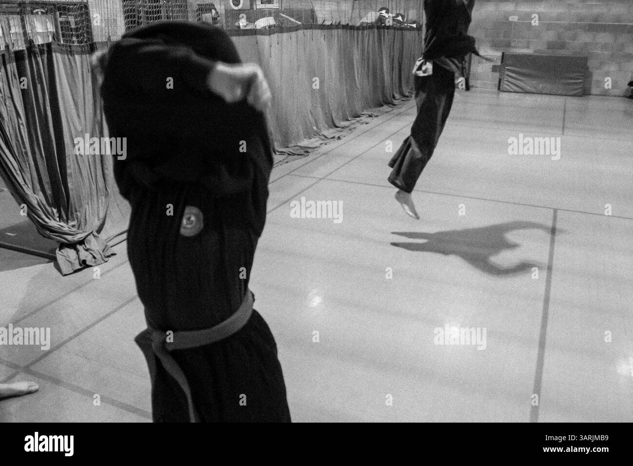 04 mars 2013 - Cardiff, pays de Galles du Sud, Royaume-Uni - à l'intérieur du Nam-Pai-Chuan Kung Fu Club. L'étudiante KATA DAVIDSON enlève son uniforme. (Crédit image : © Jiwei Han/ZUMAPRESS.com) Banque D'Images