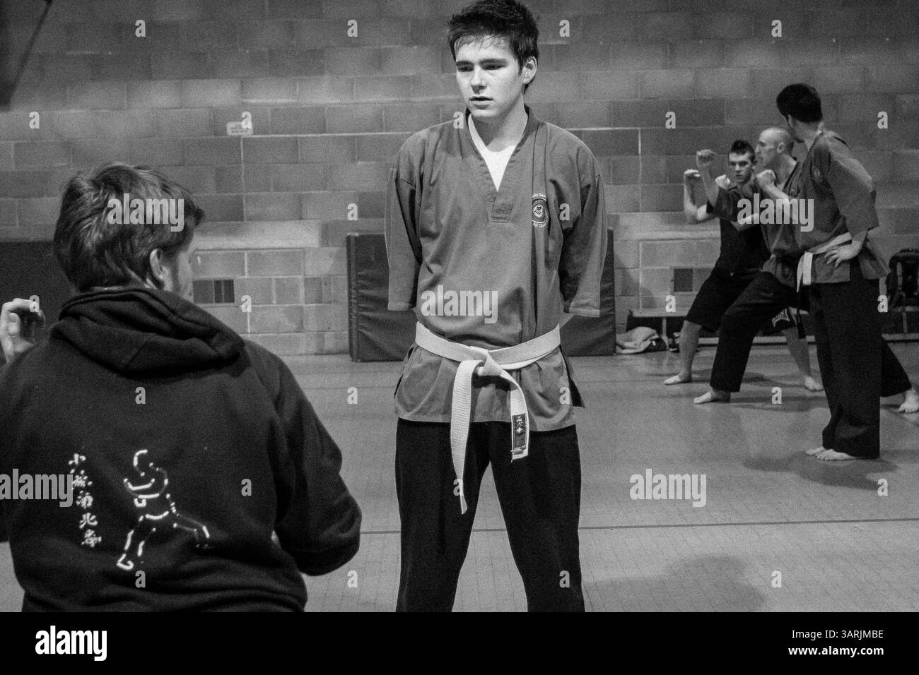 21 février 2013 - Cardiff, pays de Galles du Sud, Royaume-Uni - à l'intérieur du Nam-Pai-Chuan Kung Fu Club. Un élève de bas niveau observe la performance de l'élève senior. (Crédit image : © Jiwei Han/ZUMAPRESS.com) Banque D'Images