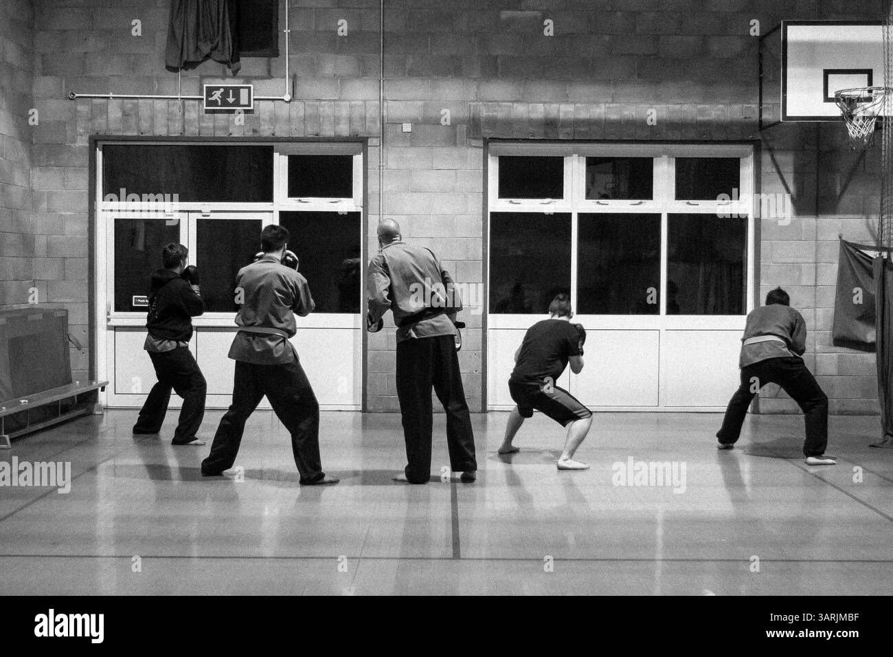 21 février 2013 - Cardiff, pays de Galles du Sud, Royaume-Uni - à l'intérieur du Nam-Pai-Chuan Kung Fu Club. Les élèves font face aux fenêtres de la salle pour pratiquer leurs actions. (Crédit image : © Jiwei Han/ZUMAPRESS.com) Banque D'Images