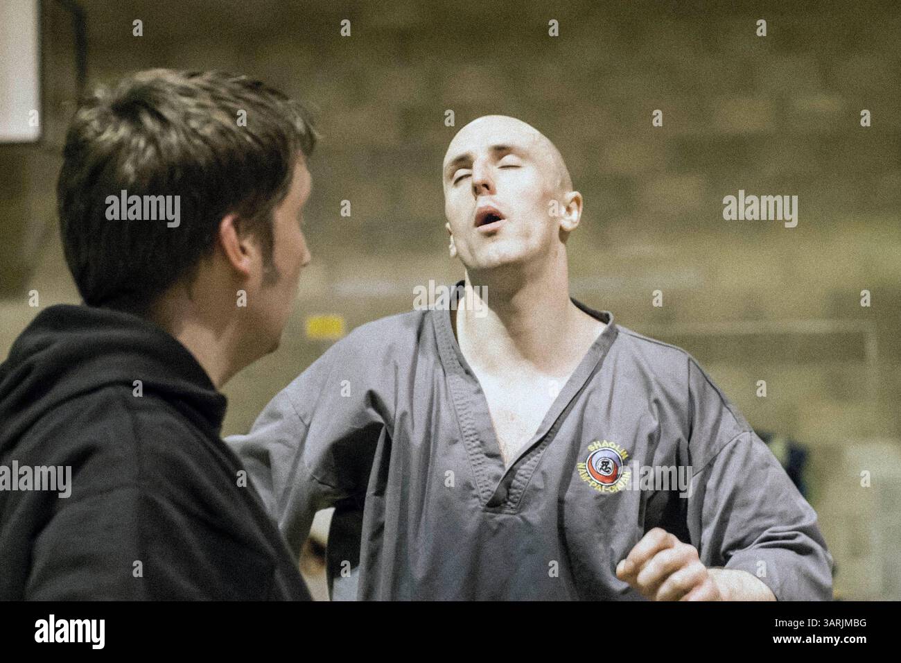 14 février 2013 - Cardiff, pays de Galles du Sud, Royaume-Uni - à l'intérieur du Nam-Pai-Chuan Kung Fu Club, voici la réaction de Sifu NICK CHOWN quand il a vu son élève faire quelque chose de mal. (Crédit image : © Jiwei Han/ZUMAPRESS.com) Banque D'Images