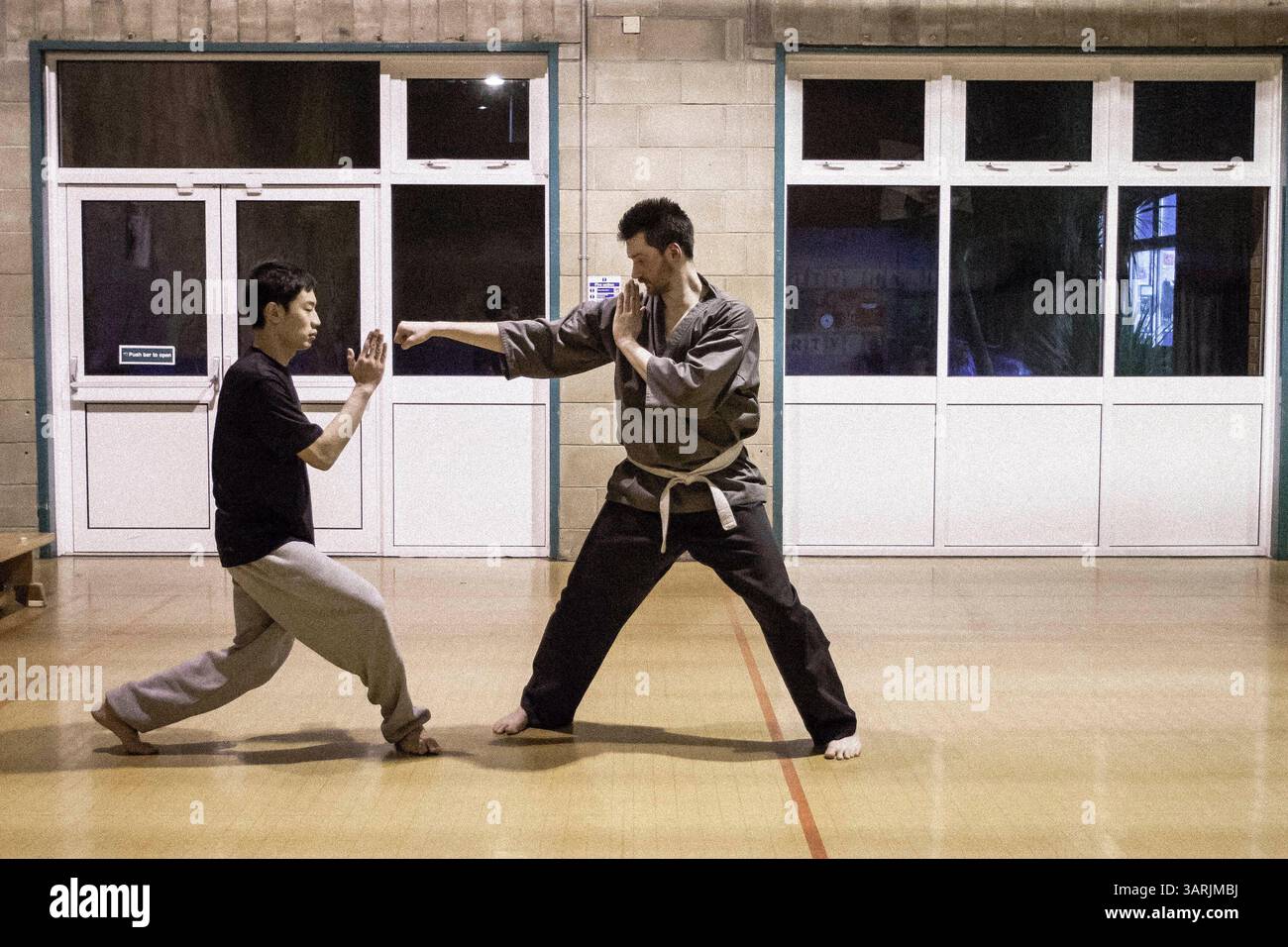 25 février 2013 - Cardiff, pays de Galles du Sud, Royaume-Uni - à l'intérieur du Nam-Pai-Chuan Kung Fu Club, pratiquant leurs formes individuelles de Kung Fu. (Crédit image : © Jiwei Han/ZUMAPRESS.com) Banque D'Images