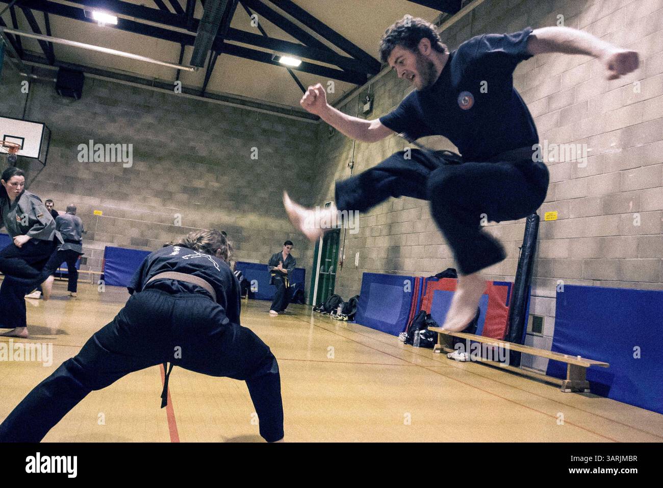 04 février 2013 - Cardiff, pays de Galles du Sud, Royaume-Uni - au sein du Nam-Pai-Chuan Kung Fu Club, les étudiants KEVIN JAMES et KATA DAVIDSON pratiquent les formes chinoises de Kung Fu. (Crédit image : © Jiwei Han/ZUMAPRESS.com) Banque D'Images