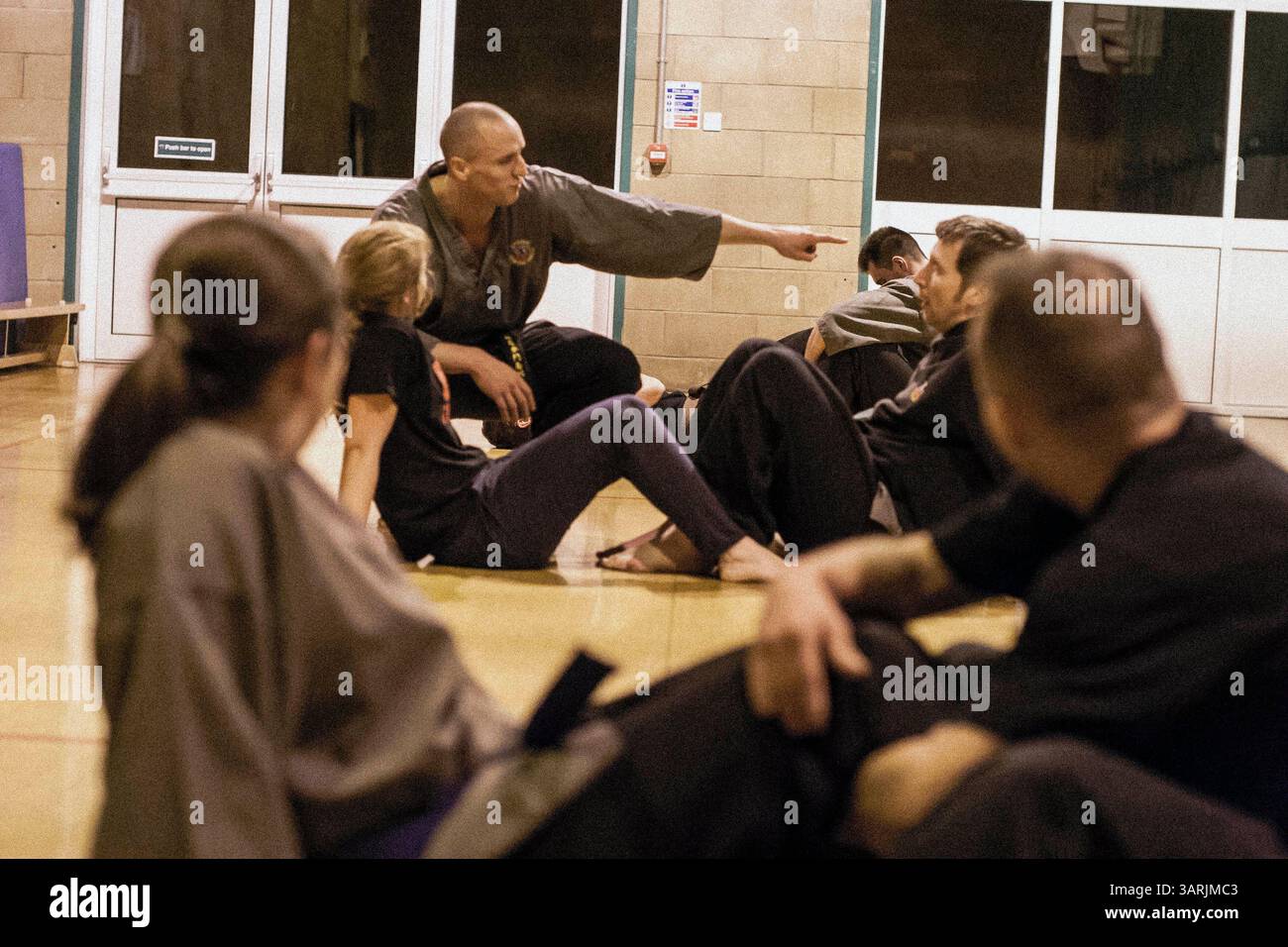 21 janvier 2013 - Cardiff, pays de Galles du Sud, Royaume-Uni - à l'intérieur du Nam-Pai-Chuan Kung Fu Club, Sifu NICK CHOWN utilise son doigt pour pointer son élève ADAM PLENERT et lui demande de faire de son mieux pour l'entraînement. (Crédit image : © Jiwei Han/ZUMAPRESS.com) Banque D'Images