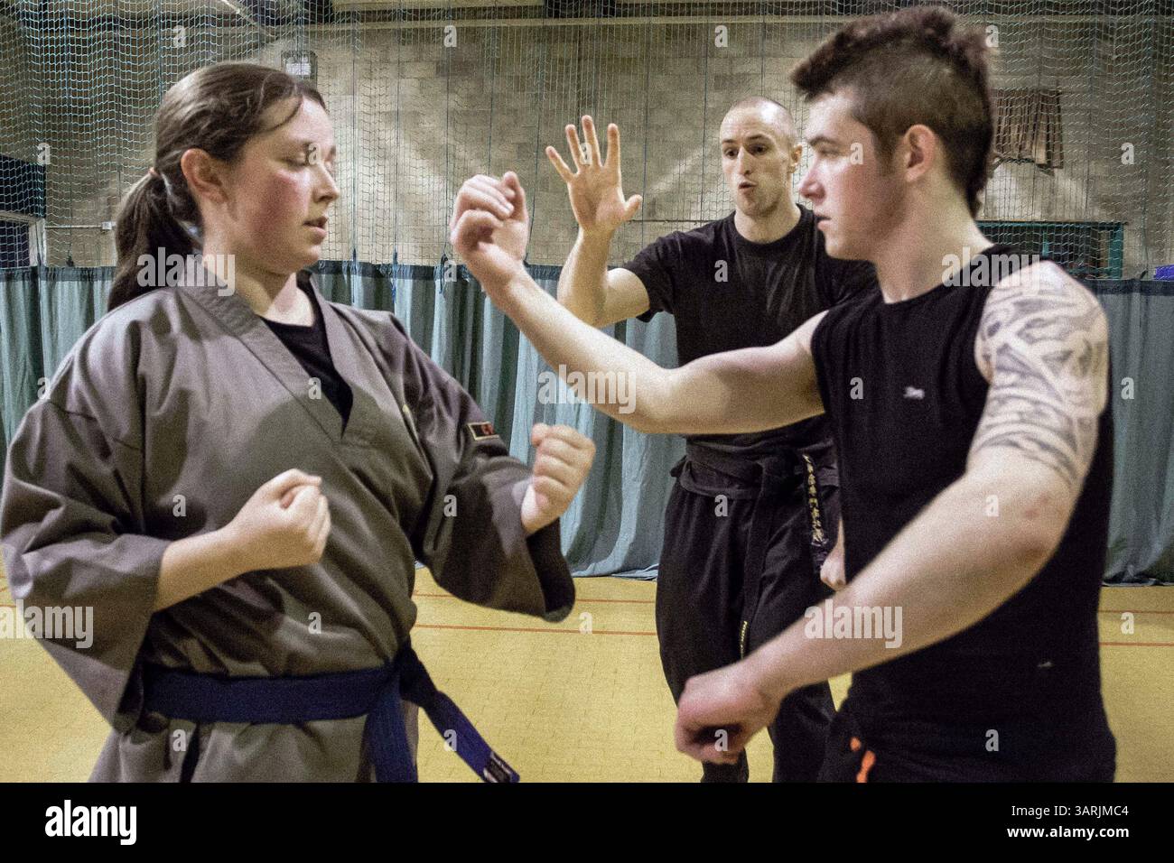28 février 2013 - Cardiff, pays de Galles du Sud, Royaume-Uni - à l'intérieur du Nam-Pai-Chuan Kung Fu Club, Sifu NICK CHOWN enseigne les compétences d'autodéfense à ses étudiants. Jeudi soir, Sifu NICK CHOWN entraînera les étudiants. (Crédit image : © Jiwei Han/ZUMAPRESS.com) Banque D'Images