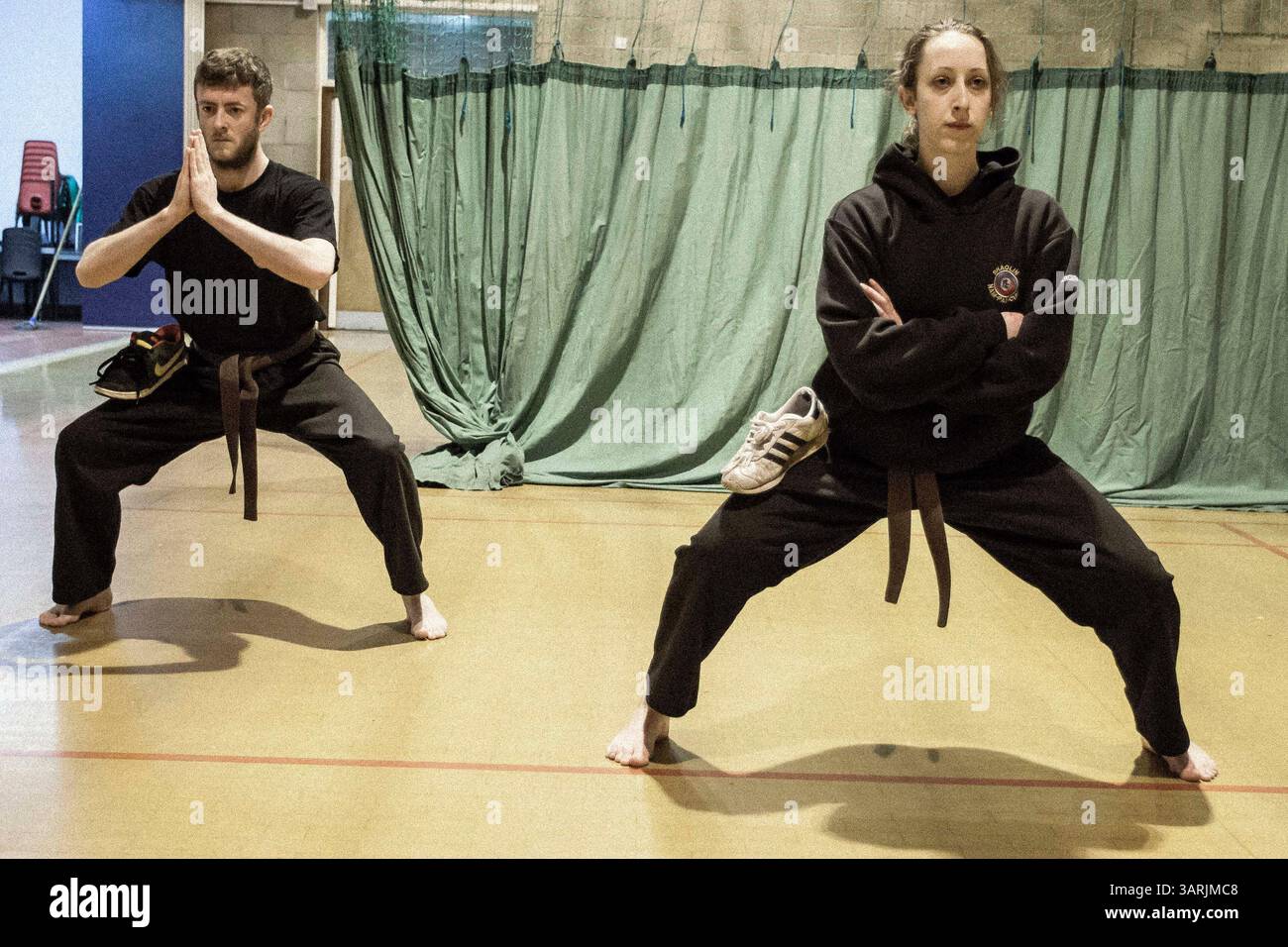 04 mars 2013 - Cardiff, pays de Galles du Sud, Royaume-Uni - à l'intérieur du Nam-Pai-Chuan Kung Fu Club, les étudiants KATA DAVIDSON et KEVIN JAMES font les exercices d'échauffement. Ils doivent maintenir cette position pendant 2 minutes. (Crédit image : © Jiwei Han/ZUMAPRESS.com) Banque D'Images