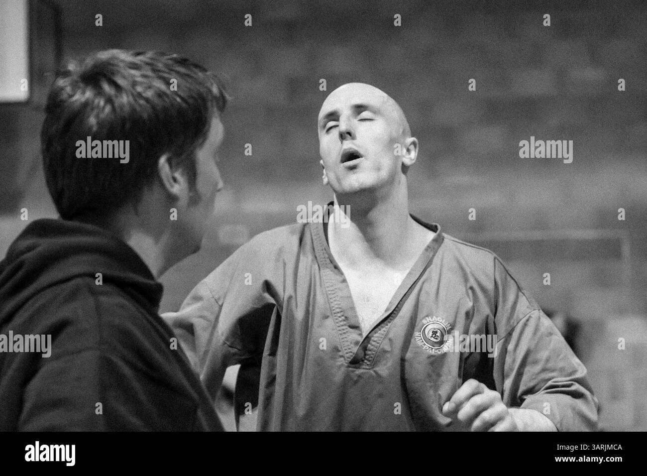 14 février 2013 - Cardiff, pays de Galles du Sud, Royaume-Uni - à l'intérieur du Nam-Pai-Chuan Kung Fu Club. C'est la réaction de Sifu NICK CHOWN quand il a vu son élève faire quelque chose de mal. (Crédit image : © Jiwei Han/ZUMAPRESS.com) Banque D'Images