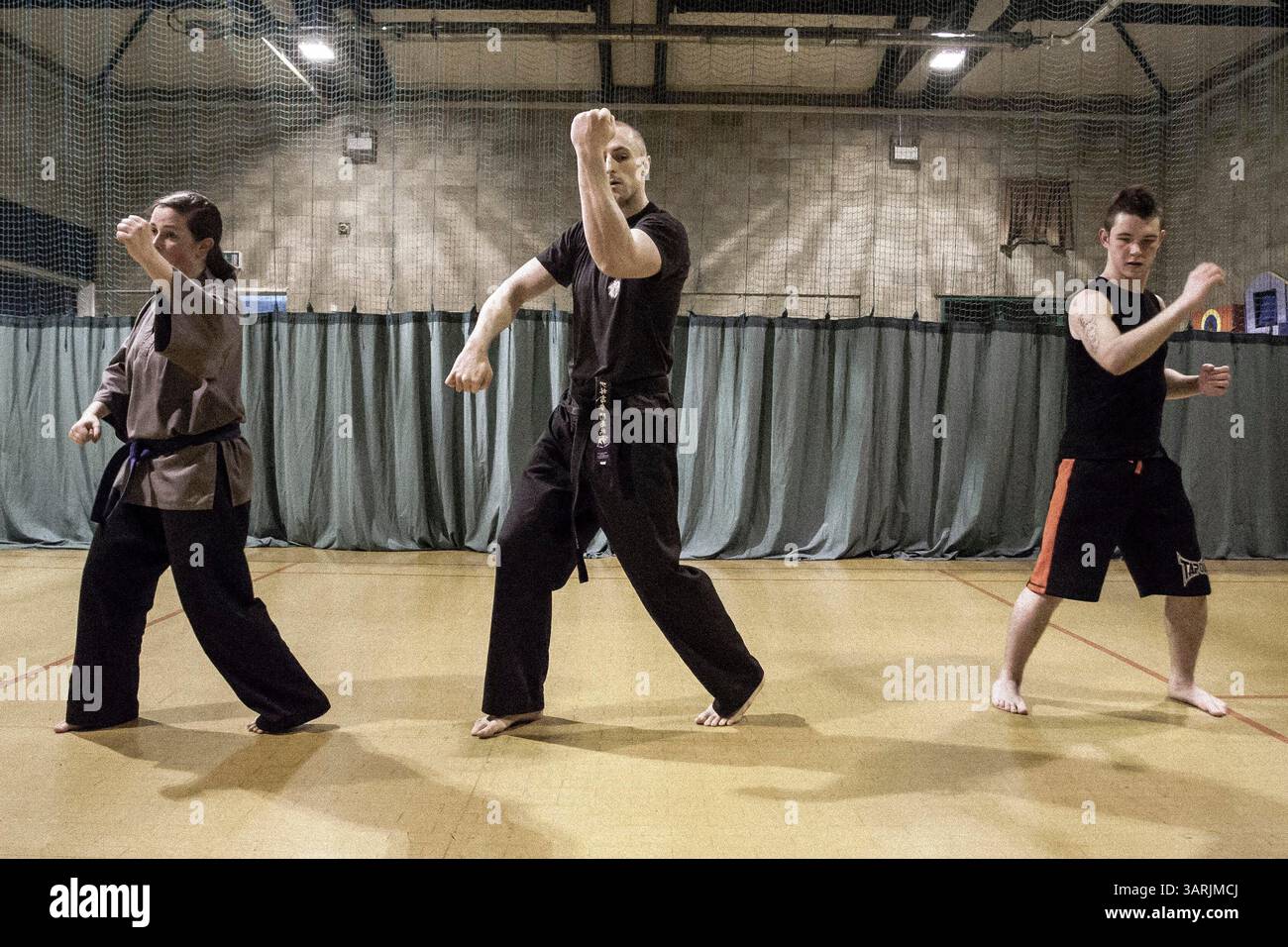 28 février 2013 - Cardiff, pays de Galles du Sud, Royaume-Uni - à l'intérieur du Nam-Pai-Chuan Kung Fu Club, Sifu NICK CHOWN a conduit deux étudiants à jouer du Kung Fu chinois. Jeudi soir, Sifu NICK CHOWN entraînera les étudiants. (Crédit image : © Jiwei Han/ZUMAPRESS.com) Banque D'Images