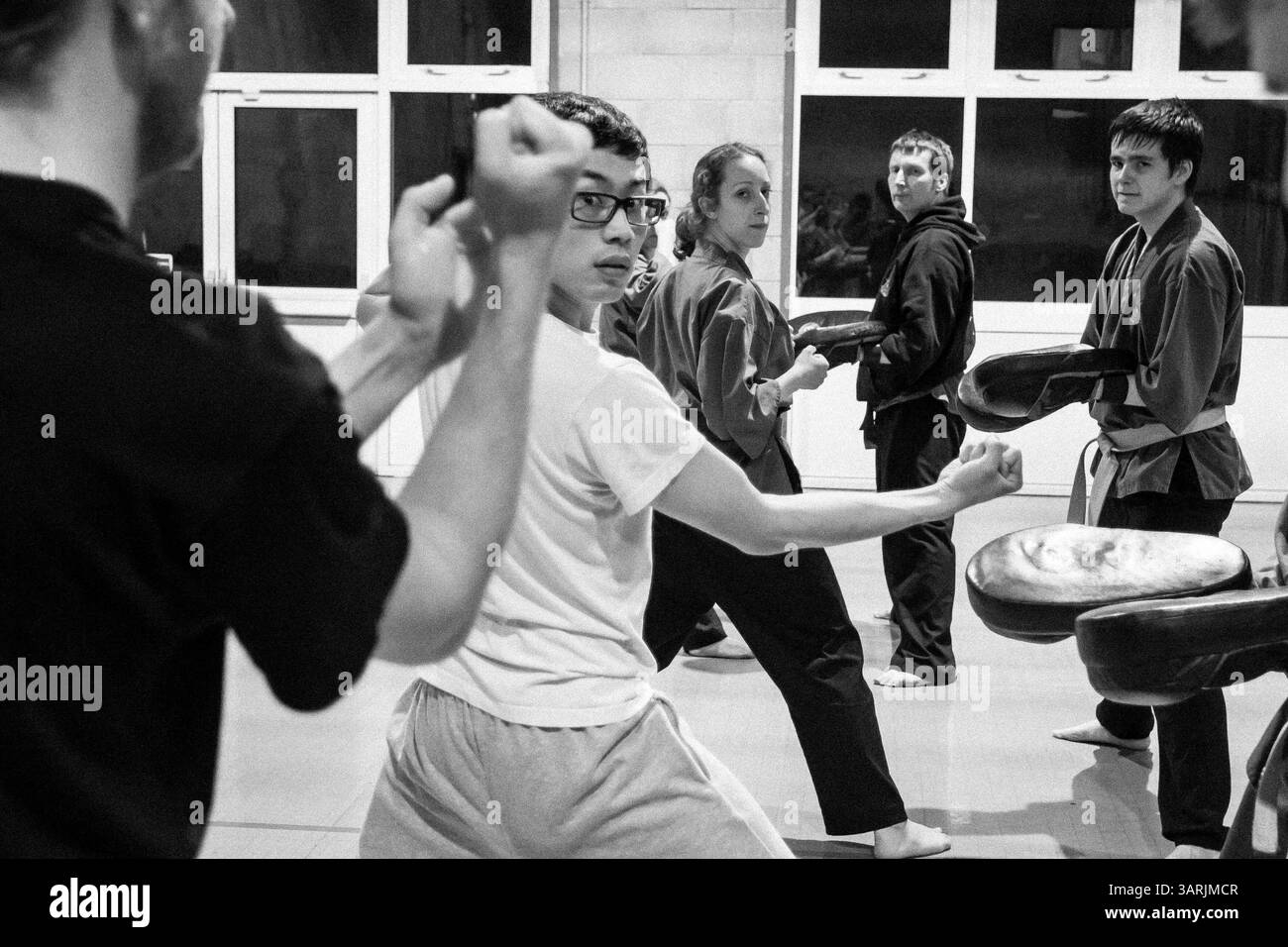 18 mars 2013 - Cardiff, pays de Galles du Sud, Royaume-Uni - à l'intérieur du Nam-Pai-Chuan Kung Fu Club. Les étudiants regardent les mains de KEVIN JAMES. (Crédit image : © Jiwei Han/ZUMAPRESS.com) Banque D'Images