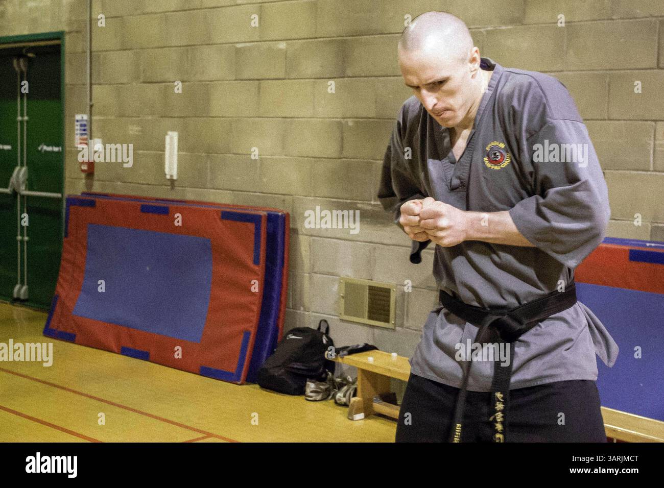 21 mars 2013 - Cardiff, Galles du Sud, Royaume-Uni - à l'intérieur du Nam-Pai-Chuan Kung Fu Club, Sifu NICK CHOWN pensait à quel genre de compétences d'autodéfense il devrait enseigner à son élève cette nuit. (Crédit image : © Jiwei Han/ZUMAPRESS.com) Banque D'Images