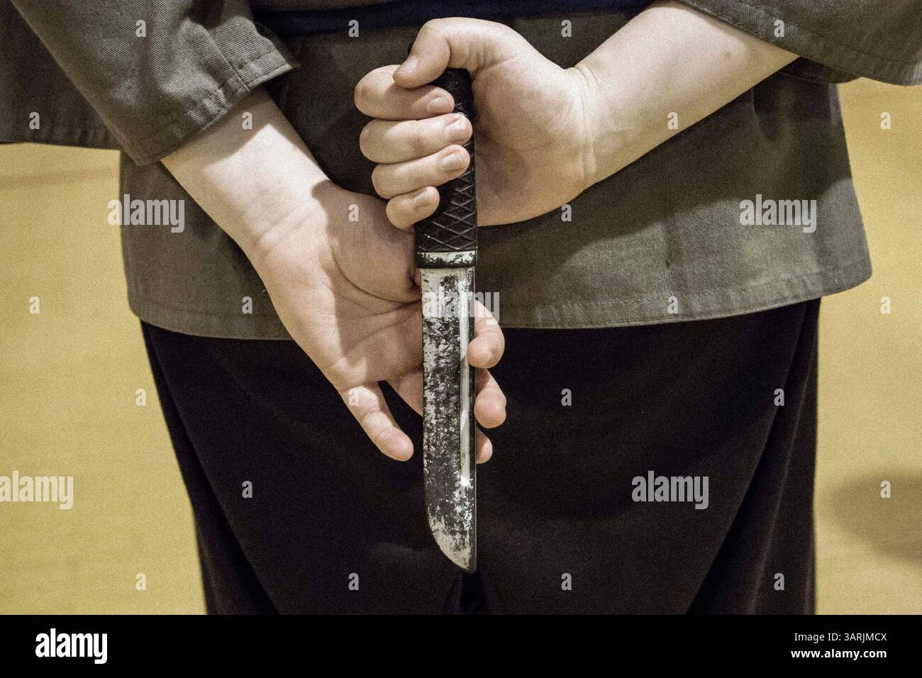 04 mars 2013 - Cardiff, pays de Galles du Sud, Royaume-Uni - à l'intérieur du Nam-Pai-Chuan Kung Fu Club, un couteau en plastique comme outil pédagogique est tenu dans les mains d'un élève. Les armes comprennent un long bâton, une lance, un poignard, une épée large et des couteaux à papillon qui seront enseignés dans ce club. (Crédit image : © Jiwei Han/ZUMAPRESS.com) Banque D'Images