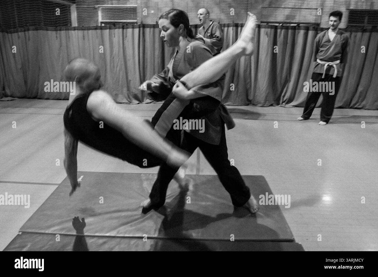 28 mars 2013 - Cardiff, Galles du Sud, Royaume-Uni - à l'intérieur du Nam-Pai-Chuan Kung Fu Club. Pendant la pratique d'autodéfense, SARA SUTTON tombe son partenaire par terre. (Crédit image : © Jiwei Han/ZUMAPRESS.com) Banque D'Images