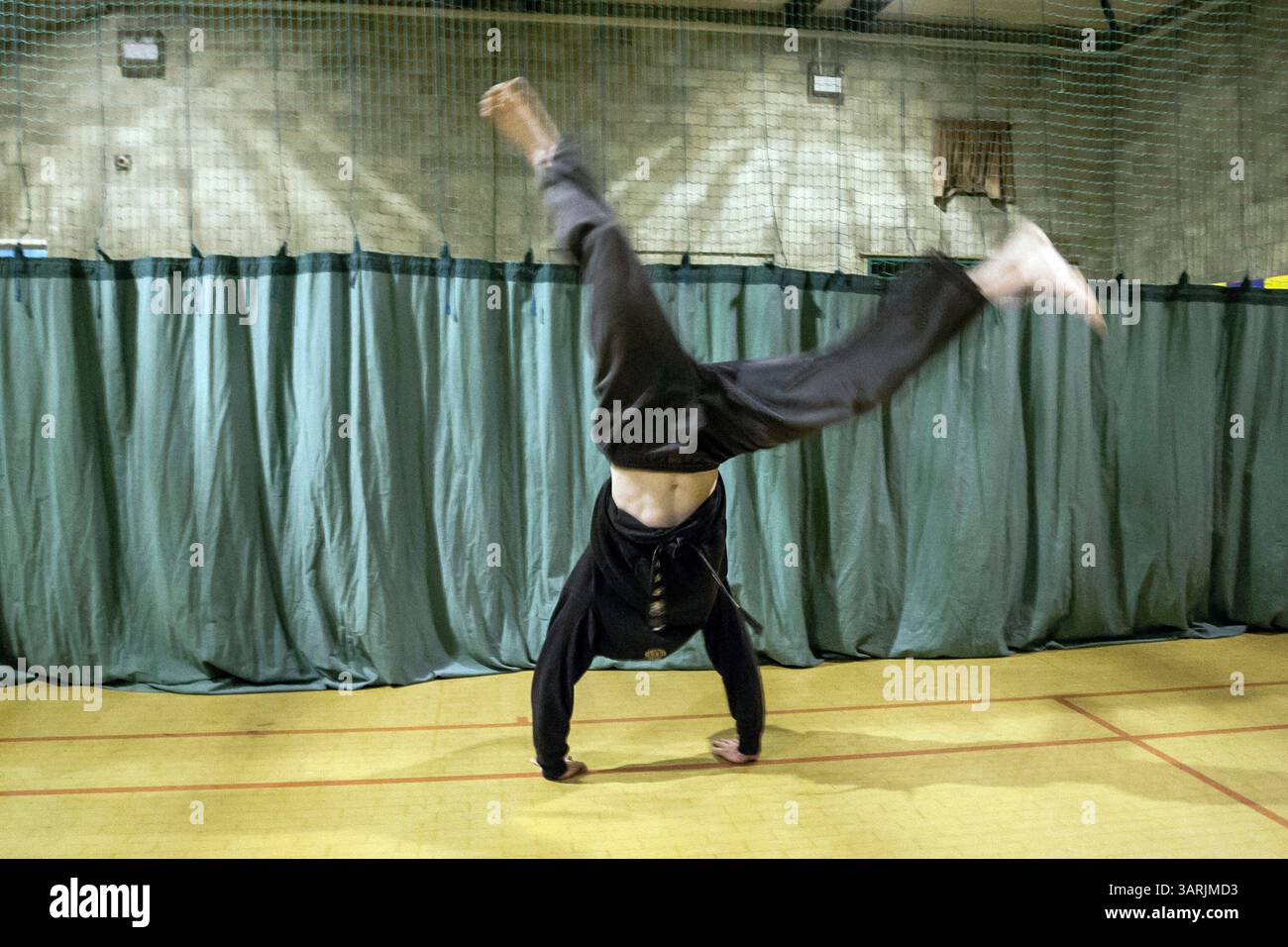 11 mars 2013 - Cardiff, Galles du Sud, Royaume-Uni - Sifu Sam Stone a fait un somersault latéral. Les cours de Kung Fu ont lieu les soirs du lundi et du jeudi entre 20h et 22h au Plasnewydd Community Hall à Cardiff, au sud du pays de Galles. Il y a deux Sifus. Lundi soir, le cours sera introduit par Sifu SAM STONE, jeudi soir, Sifu NICK CHOWN formera les étudiants. Au début des 30 minutes, Sifus et les élèves feront des exercices d'échauffement. (Crédit image : © Jiwei Han/ZUMAPRESS.com) Banque D'Images
