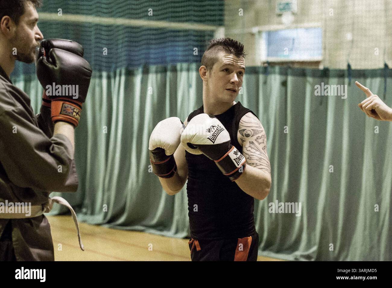 14 février 2013 - Cardiff, pays de Galles du Sud, Royaume-Uni - à l'intérieur du Nam-Pai-Chuan Kung Fu Club, les étudiants ULYSSES FLAGG et ADAM PLENERT écoutent les directives de Sifu NICK CHOWN. (Crédit image : © Jiwei Han/ZUMAPRESS.com) Banque D'Images