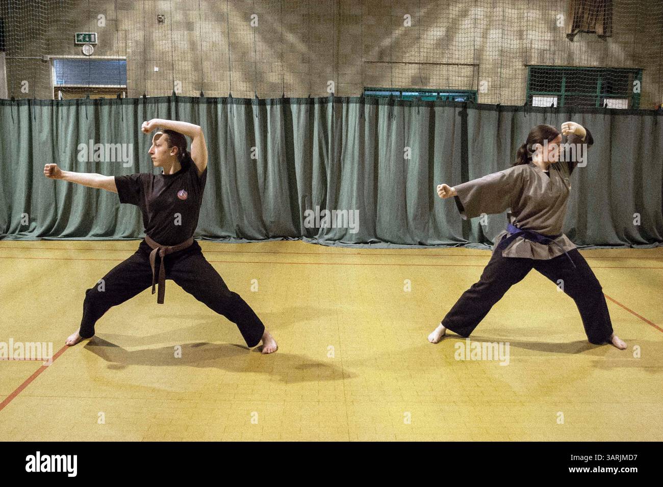 28 janvier 2013 - Cardiff, Galles du Sud, Royaume-Uni - à l'intérieur du Nam-Pai-Chuan Kung Fu Club, l'étudiante KATA DAVIDSON (à gauche) et SARA SUTTON (à droite) pratiquaient les formes traditionnelles chinoises de Kung Fu. À ce moment, SARA SUTTON tourna la tête dans une mauvaise direction afin de voir les actions de Sifu. (Crédit image : © Jiwei Han/ZUMAPRESS.com) Banque D'Images