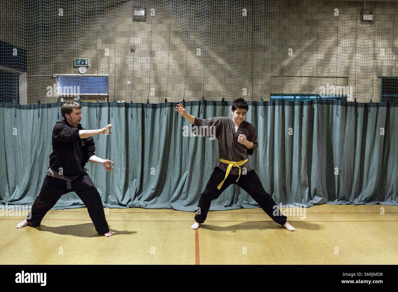21 février 2013 - Cardiff, pays de Galles du Sud, Royaume-Uni - à l'intérieur du Nam-Pai-Chuan Kung Fu Club, deux étudiants ont fait une position drôle quand ils pratiquent leurs formes individuelles de Kung Fu. (Crédit image : © Jiwei Han/ZUMAPRESS.com) Banque D'Images