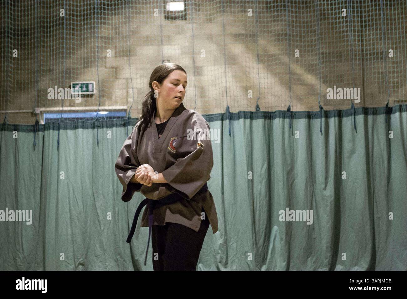 Mar 28, 2013 - Cardiff, Galles du Sud, Royaume-Uni - à l'intérieur du Nam-Pai-Chuan Kung Fu Club, SARA SUTTON réfléchissait à la prochaine action des formes de Kung Fu. (Crédit image : © Jiwei Han/ZUMAPRESS.com) Banque D'Images