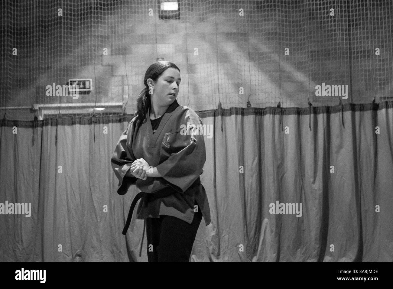 28 mars 2013 - Cardiff, Galles du Sud, Royaume-Uni - à l'intérieur du Nam-Pai-Chuan Kung Fu Club. SARA SUTTON réfléchissait à la prochaine action des formes de Kung Fu. (Crédit image : © Jiwei Han/ZUMAPRESS.com) Banque D'Images
