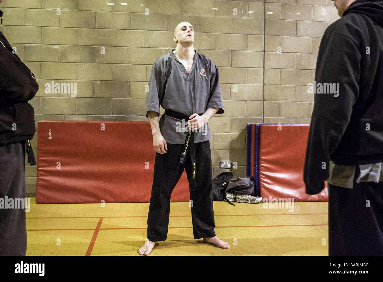 25 mars 2013 - Cardiff, Galles du Sud, Royaume-Uni - à l'intérieur du Nam-Pai-Chuan Kung Fu Club, les cours ont lieu les nuits du lundi au jeudi entre 20h et 22h dans la salle communautaire de Plasnewydd. Au début du cours, les élèves rameront en ligne et affronteront Sifu, puis des exercices d'échauffement commenceront. (Crédit image : © Jiwei Han/ZUMAPRESS.com) Banque D'Images