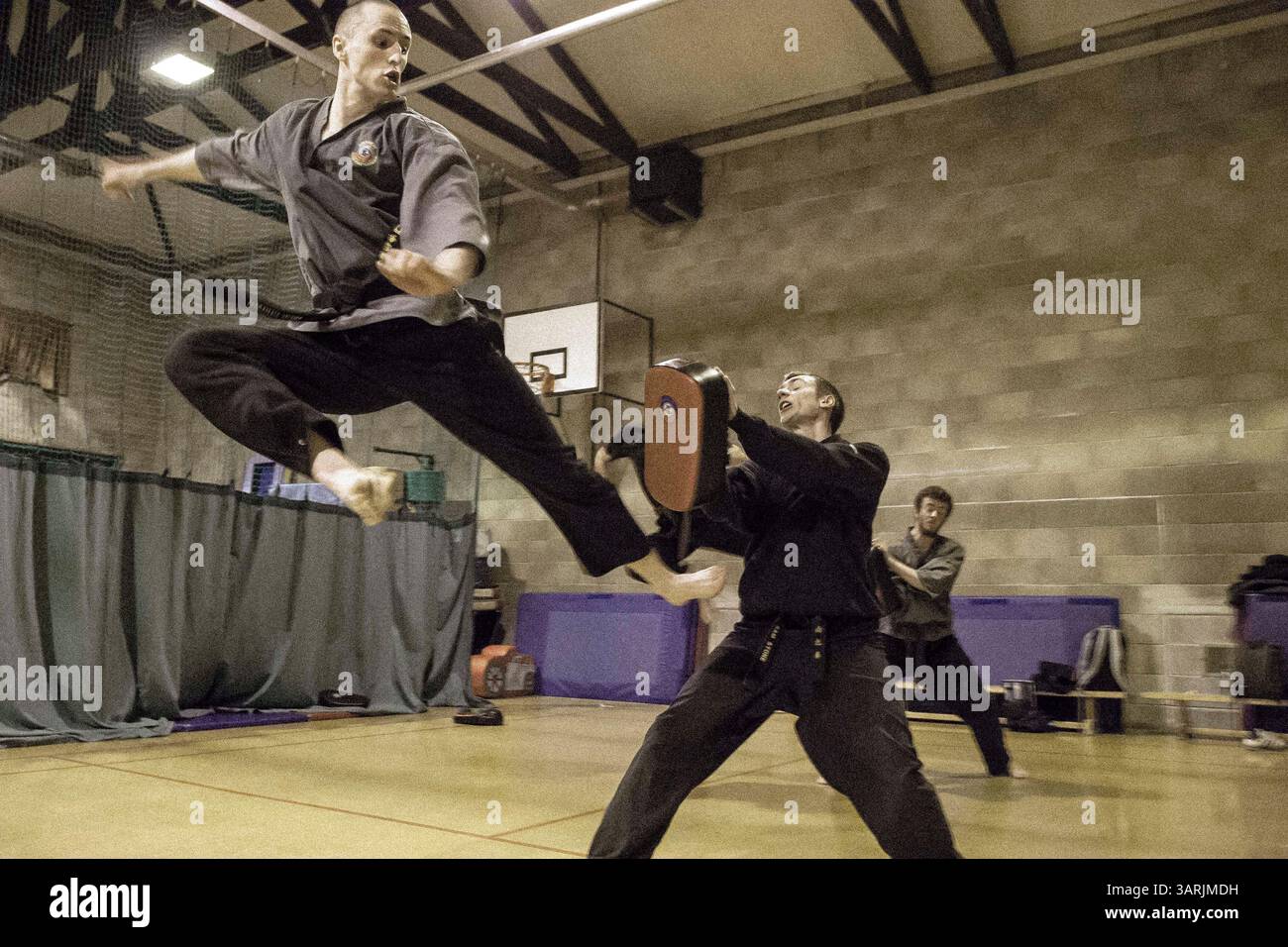 Jan 28, 2013 - Cardiff, Galles du Sud, Royaume-Uni - à l'intérieur du Nam-Pai-Chuan Kung Fu Club, Sifu NICK CHOWN pratique une action de coup de pied élevé. (Crédit image : © Jiwei Han/ZUMAPRESS.com) Banque D'Images