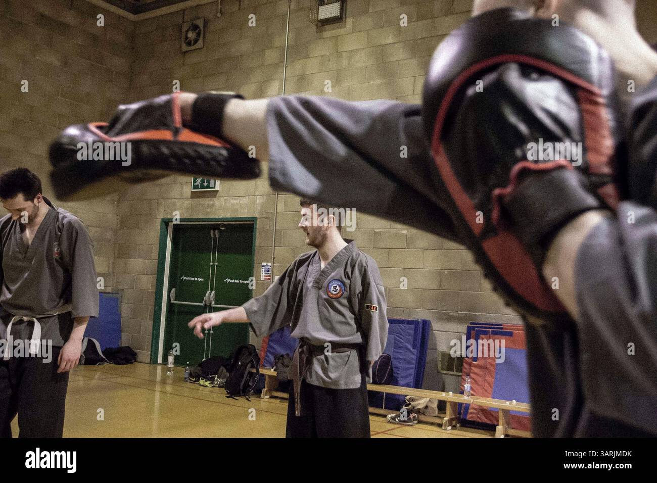25 février 2013 - Cardiff, pays de Galles du Sud, Royaume-Uni - à l'intérieur du Nam-Pai-Chuan Kung Fu Club, KEVIN JAMES, étudiant senior, parle avec ADAM PLENERT. (Crédit image : © Jiwei Han/ZUMAPRESS.com) Banque D'Images