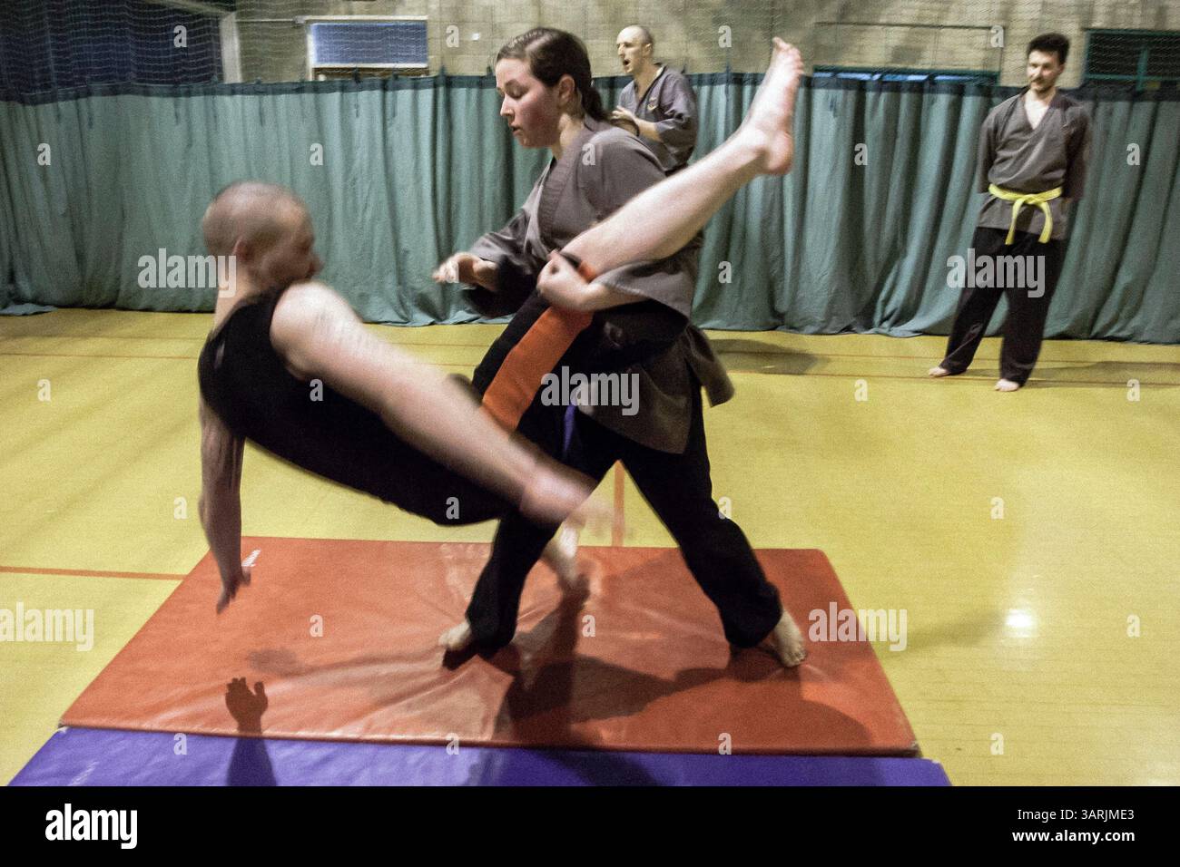 28 mars 2013 - Cardiff, Galles du Sud, Royaume-Uni - à l'intérieur du Nam-Pai-Chuan Kung Fu Club. Pendant la pratique d'autodéfense, SARA SUTTON tombe son partenaire par terre. (Crédit image : © Jiwei Han/ZUMAPRESS.com) Banque D'Images
