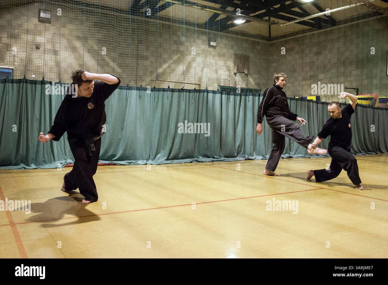 25 mars 2013 - Cardiff, Galles du Sud, Royaume-Uni - à l'intérieur du Nam-Pai-Chuan Kung Fu Club. Sifu SAM STONE frappe la main d'un élève afin de lui faire sentir pourquoi cette action sera pratiquée dans cette position. Lundi soir, le cours sera introduit par Sifu SAM STONE. (Crédit image : © Jiwei Han/ZUMAPRESS.com) Banque D'Images