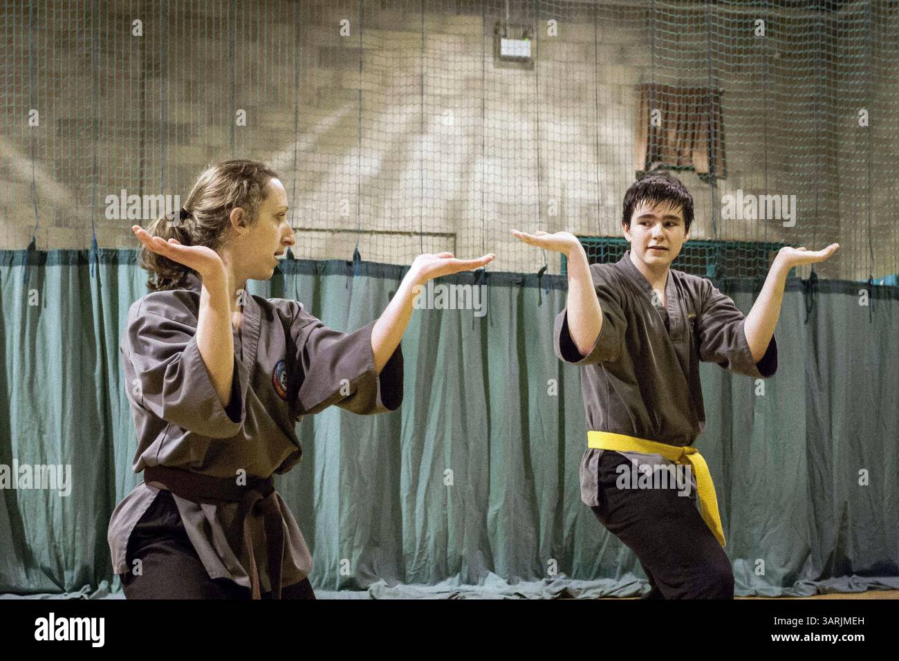18 mars 2013 - Cardiff, pays de Galles du Sud, Royaume-Uni - à l'intérieur du Club de Kung Fu Nam-Pai-Chuan, une étudiante supérieure KATA DAVIDSON guide un étudiant de bas niveau pour pratiquer des formes de Kung Fu. (Crédit image : © Jiwei Han/ZUMAPRESS.com) Banque D'Images
