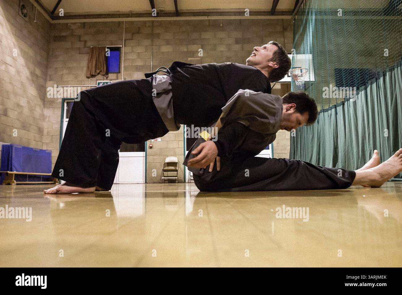 11 avril 2013 - Cardiff, pays de Galles du Sud, Royaume-Uni - à l'intérieur du Nam-Pai-Chuan Kung Fu Club, l'étudiant NICK SHEPLEY aide ADAM PLENERT à faire les exercices d'échauffement afin d'obtenir une meilleure flexibilité corporelle. (Crédit image : © Jiwei Han/ZUMAPRESS.com) Banque D'Images