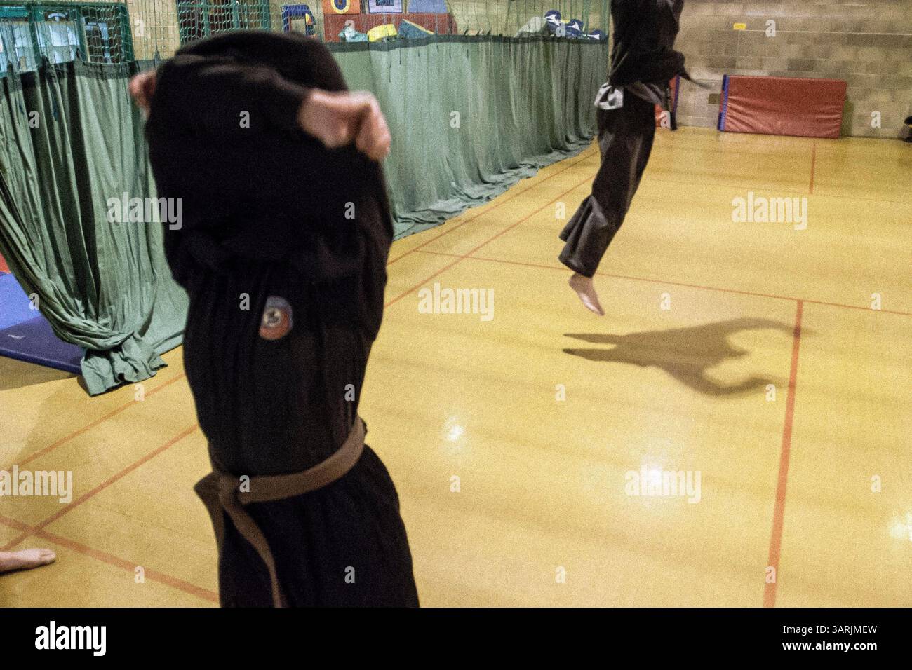 04 mars 2013 - Cardiff, pays de Galles du Sud, Royaume-Uni - à l'intérieur du Nam-Pai-Chuan Kung Fu Club, l'étudiante KATA DAVIDSON enlève son uniforme. (Crédit image : © Jiwei Han/ZUMAPRESS.com) Banque D'Images