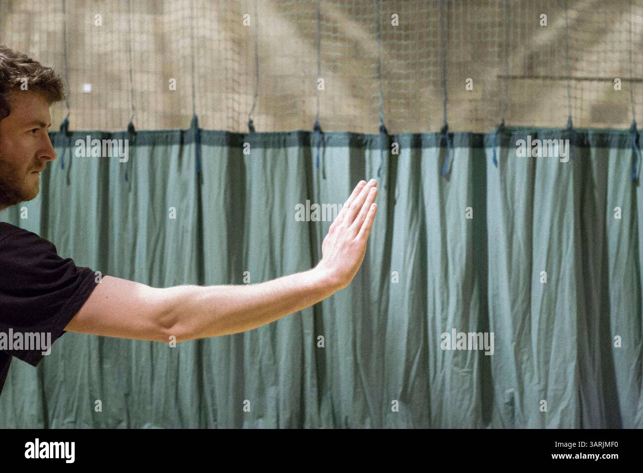 08 avril 2013 - Cardiff, pays de Galles du Sud, Royaume-Uni - à l'intérieur du Nam-Pai-Chuan Kung Fu Club, KEVIN JAMES interprète les formes chinoises de Kung Fu. Il est un étudiant senior qui a appris pendant plus de 6 ans le Nam-Pai-Chuan Kung Fu. (Crédit image : © Jiwei Han/ZUMAPRESS.com) Banque D'Images