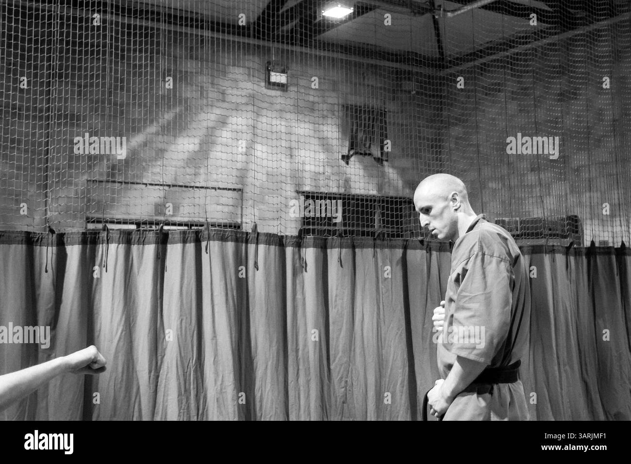 11 mars 2013 - Cardiff, pays de Galles du Sud, Royaume-Uni - au Nam-Pai-Chuan Kungfu Club. Sifu NICK CHOWN observe l'action de Kung Fu de son élève. (Crédit image : © Jiwei Han/ZUMAPRESS.com) Banque D'Images