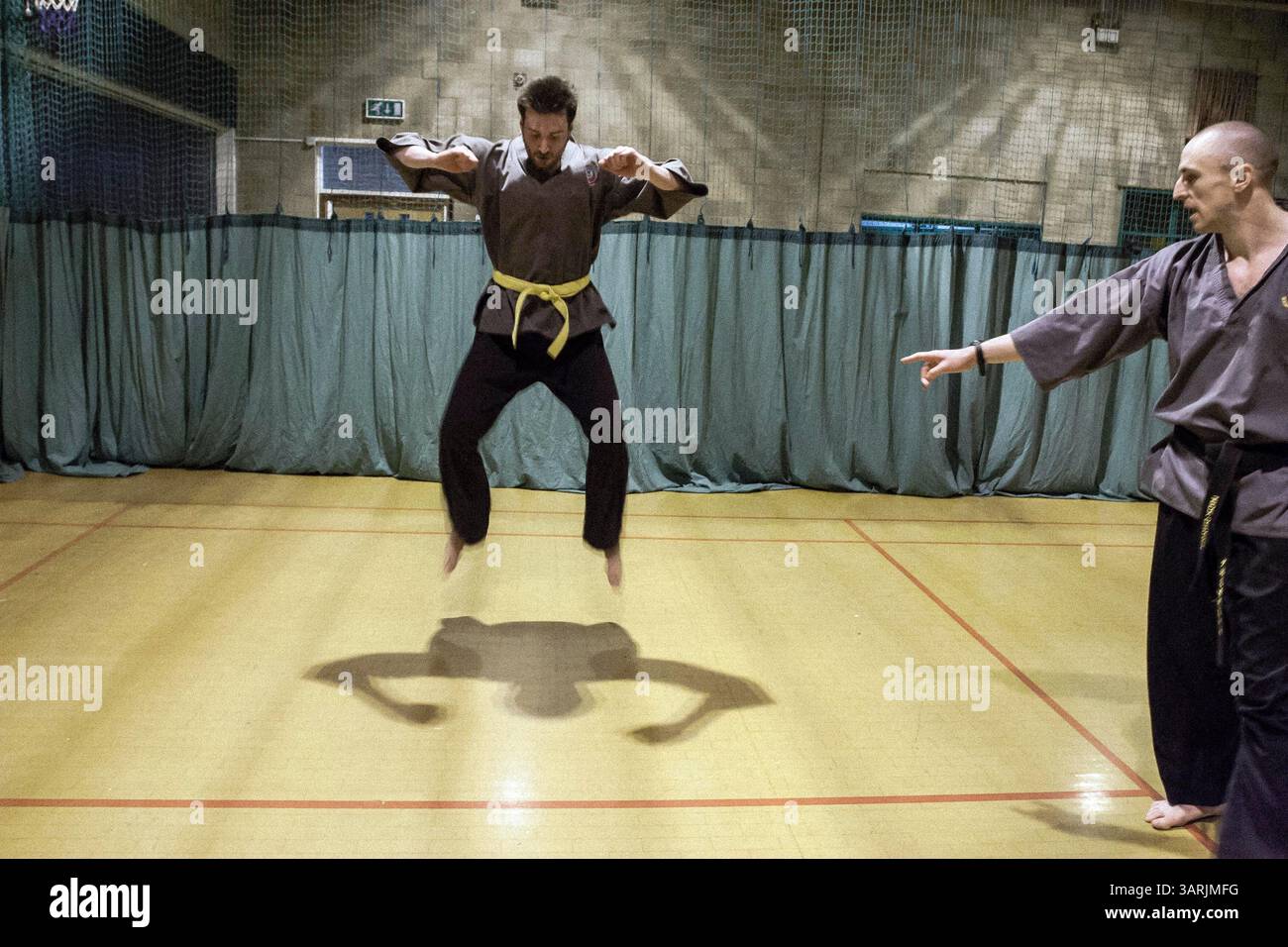 28 mars 2013 - Cardiff, Galles du Sud, Royaume-Uni - à l'intérieur du Nam-Pai-Chuan Kungfu Club. L'étudiant ADAM PLENERT est invité à sauter plus haut par Sifu NICK CHOWN. Il est un maître très strict et tiendra le cours dans la nuit de jeudi. (Crédit image : © Jiwei Han/ZUMAPRESS.com) Banque D'Images