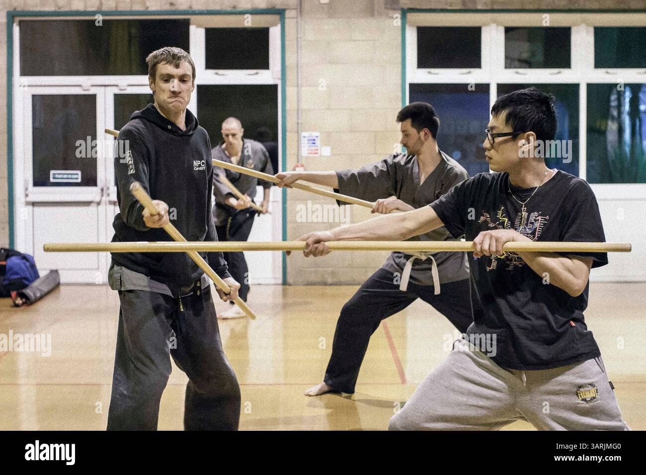 18 février 2013 - Cardiff, pays de Galles du Sud, Royaume-Uni - à l'intérieur du Nam-Pai-Chuan Kung Fu Club, Sifu SAM STONE enseignait à ses étudiants les formes de bâton Shaolin, qui est l'arme commune pour les moines Shaolin. Les armes comprennent un long bâton, une lance, un poignard, une épée large et des couteaux à papillon. (Crédit image : © Jiwei Han/ZUMAPRESS.com) Banque D'Images