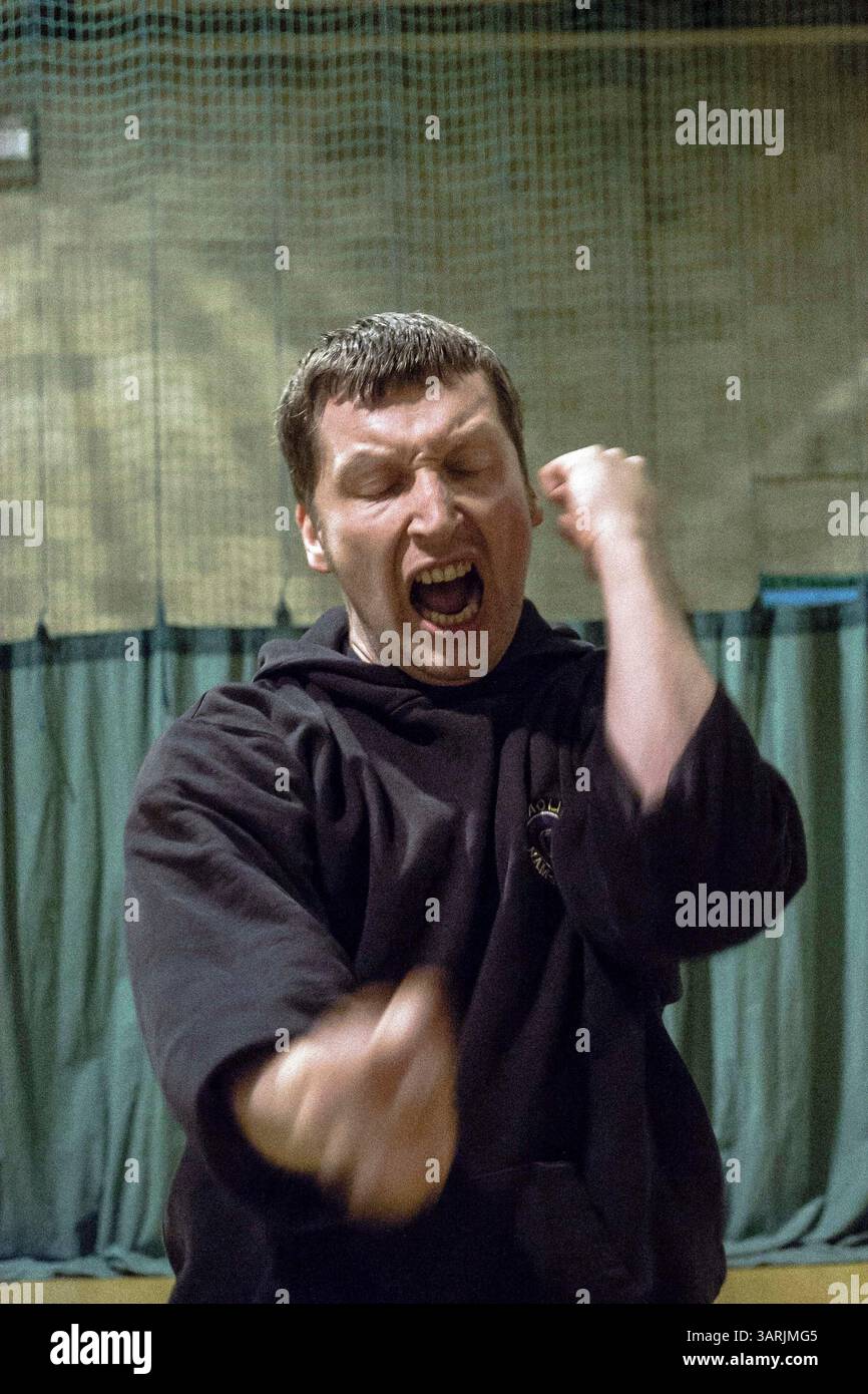 21 mars 2013 - Cardiff, pays de Galles du Sud, Royaume-Uni - à l'intérieur du Nam-Pai-Chuan Kung Fu Club, l'étudiant NICK SHEPLEY a crié bruyamment pendant l'entraînement au punch. (Crédit image : © Jiwei Han/ZUMAPRESS.com) Banque D'Images