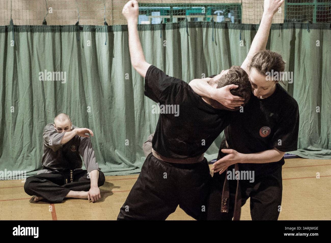 04 mars 2013 - Cardiff, pays de Galles du Sud, Royaume-Uni - à l'intérieur du Nam-Pai-Chuan Kung Fu Club, Sifu NICK CHOWN a essuyé la sueur de son visage. (Crédit image : © Jiwei Han/ZUMAPRESS.com) Banque D'Images