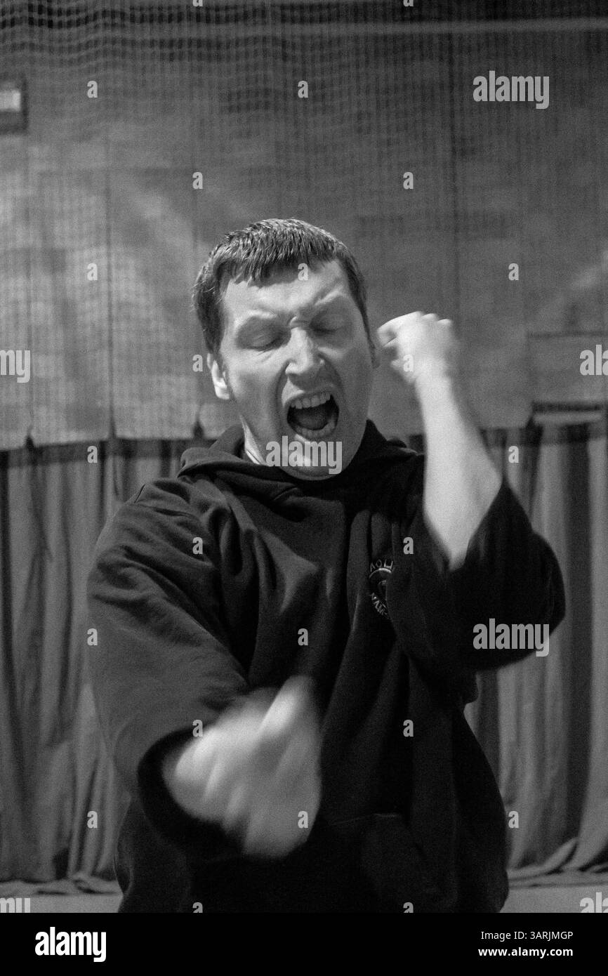 21 mars 2013 - Cardiff, pays de Galles du Sud, Royaume-Uni - à l'intérieur du Nam-Pai-Chuan Kung Fu Club. L'étudiant NICK SHEPLEY a crié fort pendant l'entraînement au punch. (Crédit image : © Jiwei Han/ZUMAPRESS.com) Banque D'Images