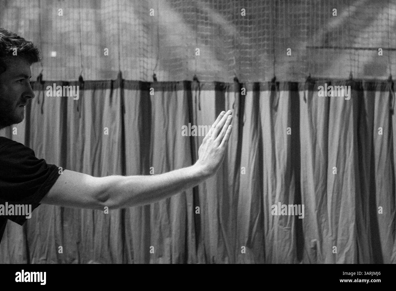 Avril 08, 2013 - Cardiff, Galles du Sud, Royaume-Uni - à l'intérieur du Nam-Pai-Chuan Kung Fu Club. KEVIN JAMES interprète les formes chinoises de Kung Fu. Il est un étudiant senior qui a appris pendant plus de 6 ans le Nam-Pai-Chuan Kung Fu. (Crédit image : © Jiwei Han/ZUMAPRESS.com) Banque D'Images